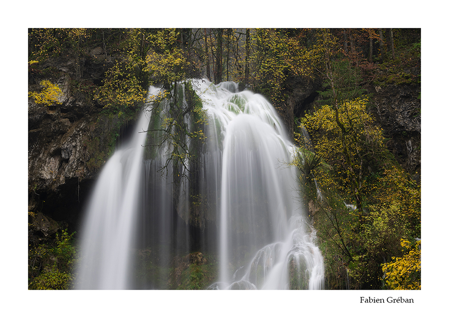 photo de paysage du jura, une cascade en automne 