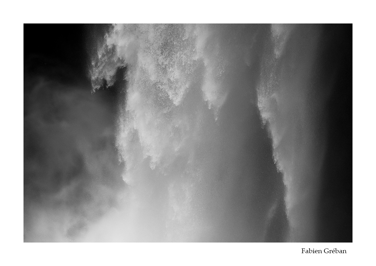 photo de paysage du jura, une cascade en furie 