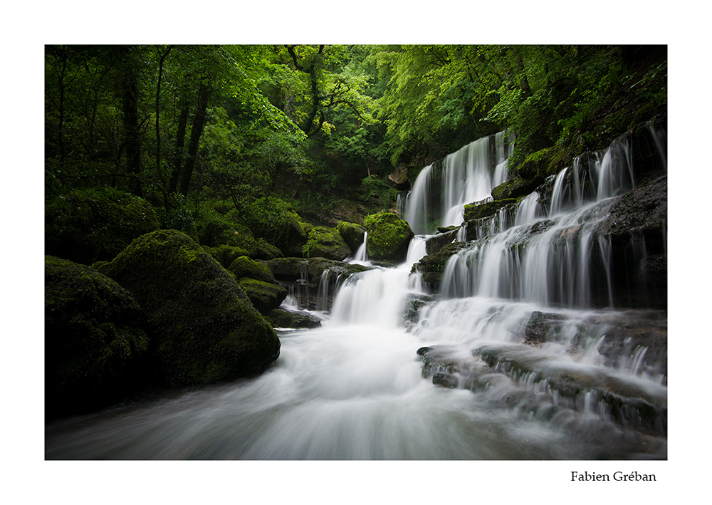 photographie de cascade dans le massif du Jura en pose lente