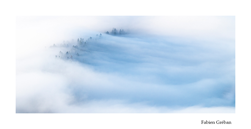 photographie de paysage sur les sommets du massif du Jura au dessus de la mer de nuage, vague de nuage sur les crêtes